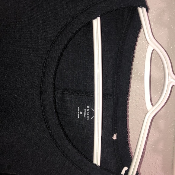 A really cute basic long sleeve top - Picture 2 of 4